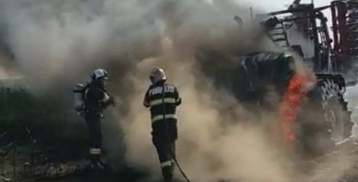 VIDEO. Flăcări și fum! Utilaj agricol, transformat în scrum