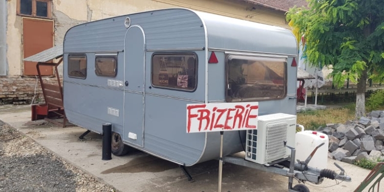 Frizeria mobilă – ideea de afacere a unui tânăr din Timiș! Face senzație în întreg județul