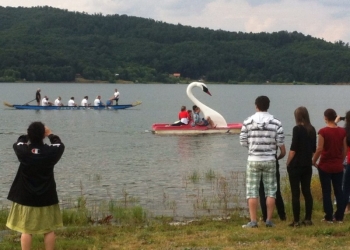 La un pas de tragedie! O hidrobicicleta cu doi copii și doi adulți s-a răsturnat în lacul Surduc