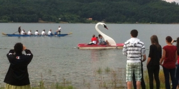 La un pas de tragedie! O hidrobicicleta cu doi copii și doi adulți s-a răsturnat în lacul Surduc