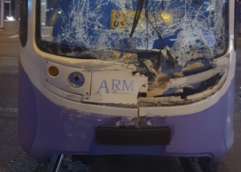 VIDEO. Tramvai făcut praf, după impactul cu o dubă de la penitenciar