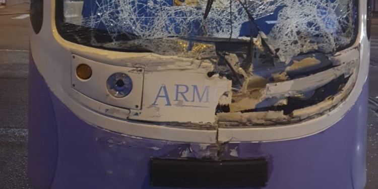 VIDEO. Tramvai făcut praf, după impactul cu o dubă de la penitenciar