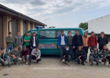 19 dintr-o lovitură! Polițiștii de frontieră au oprit un microbuz plin cu migranți