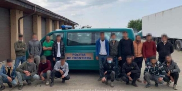 19 dintr-o lovitură! Polițiștii de frontieră au oprit un microbuz plin cu migranți