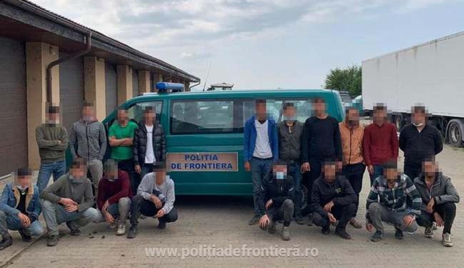 19 dintr-o lovitură! Polițiștii de frontieră au oprit un microbuz plin cu migranți