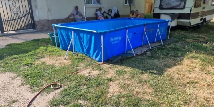 Între timp, la Grabaț. E pe fală: cu piscina în fața casei. Apa e pe social, de la fântâna publică