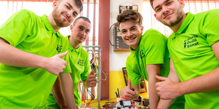 Burse, cazare gratuită și prioritate la angajare pentru viitorii meseriași. Se fac înscrieri la școala duală