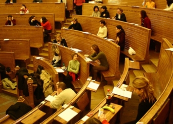 În premieră națională, o universitate  introduce cursurile fizice doar pentru studenții vaccinați anti-COVID-19