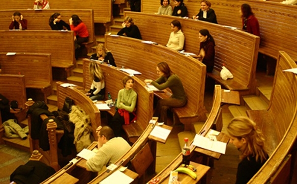În premieră națională, o universitate  introduce cursurile fizice doar pentru studenții vaccinați anti-COVID-19