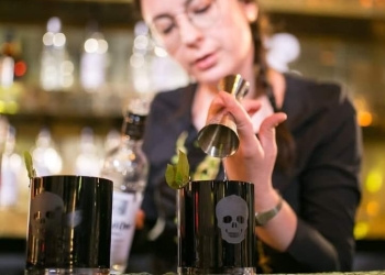 Cea mai bună barmaniță din România este din Timișoara.