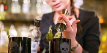 Cea mai bună barmaniță din România este din Timișoara.