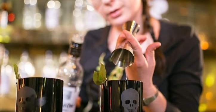 Cea mai bună barmaniță din România este din Timișoara.