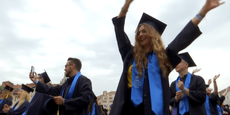 Festivitate ca în filme! Aproape 2000 de studenți ai UVT au devenit absolvenți