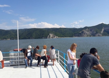 S-au reluat cursele cu bacul între Moldova Nouă și Serbia