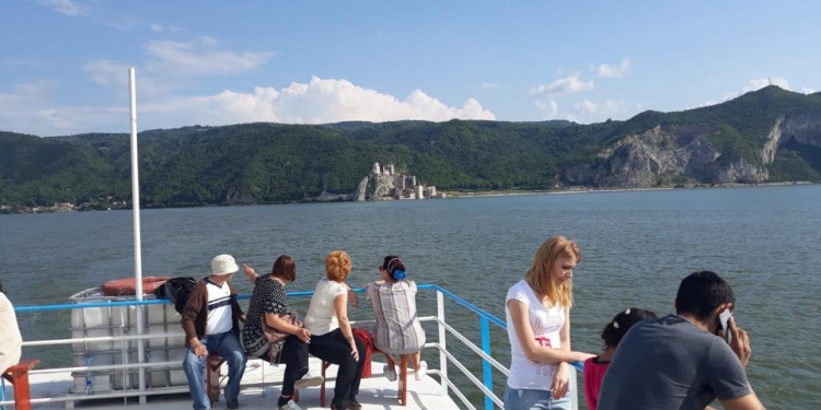 S-au reluat cursele cu bacul între Moldova Nouă și Serbia