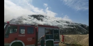 VIDEO 48 de ore de foc la Arad! Groapa de gunoi arde în continuare