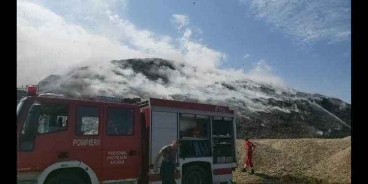 VIDEO 48 de ore de foc la Arad! Groapa de gunoi arde în continuare