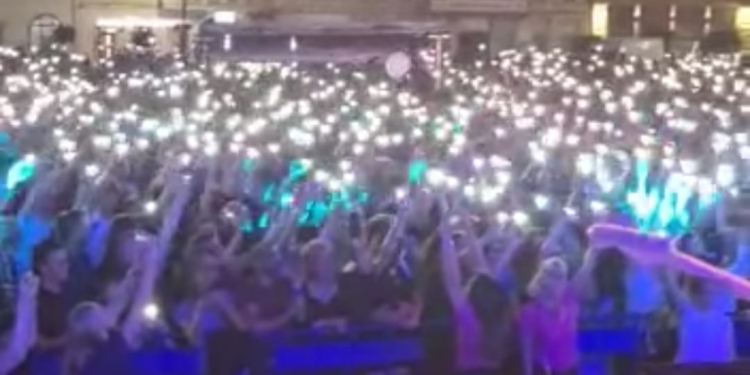 VIDEO Sărbătoare ca în vremurile fără COVID, la Arad! Imagini emoționante