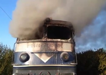 VIDEO Locomotivă în flăcări între Arad și Timișoara. Călători evacuați și trafic dat peste cap