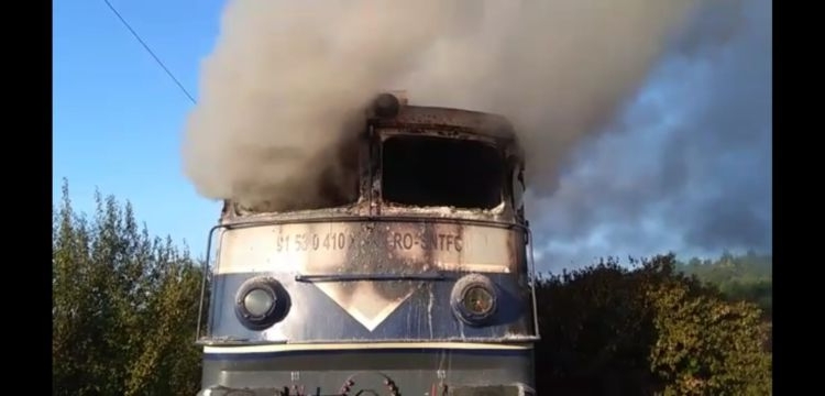 VIDEO Locomotivă în flăcări între Arad și Timișoara. Călători evacuați și trafic dat peste cap