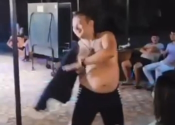 Profesor de… striptease! Un dascăl de geografie din Timișoara, dans lasciv în fața elevilor, în tabără, la mare