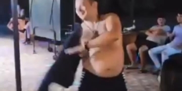 Profesor de… striptease! Un dascăl de geografie din Timișoara, dans lasciv în fața elevilor, în tabără, la mare