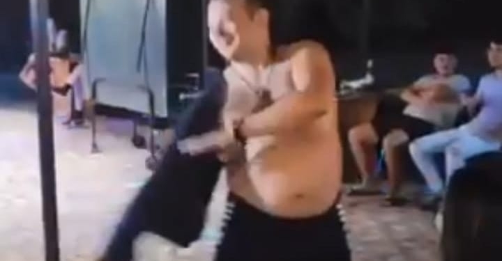 Profesor de… striptease! Un dascăl de geografie din Timișoara, dans lasciv în fața elevilor, în tabără, la mare