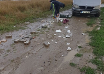 VIDEO Și amendați și puși să curețe gunoiul aruncat! Vezi ce au pățit doi bărbați surprinși că aruncau deșeuri pe un câmp, lângă Timișoara