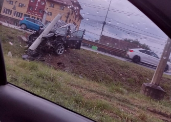 VIDEO Stâlp pus la pământ de o mașină! Accident grav la ieșire din Timișoara