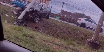 VIDEO Stâlp pus la pământ de o mașină! Accident grav la ieșire din Timișoara