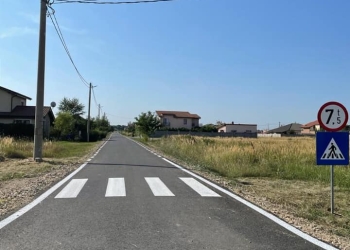 Continuă asfaltarea străzilor din comuna Șag!