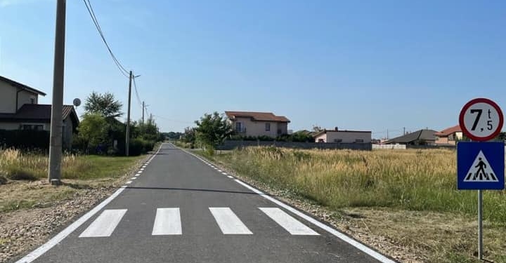 Continuă asfaltarea străzilor din comuna Șag!