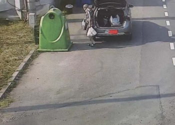 Lenea costă …2500 de lei! Atât a luat amendă un timișean pentru că a aruncat plasele cu sticle lângă clopotul verde