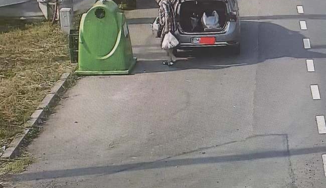 Lenea costă …2500 de lei! Atât a luat amendă un timișean pentru că a aruncat plasele cu sticle lângă clopotul verde