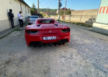 VIDEO Vestul sălbatic! Focuri de armă și polițist luat pe capotă într-un oraș din vestul țării