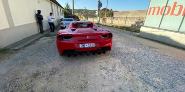 VIDEO Vestul sălbatic! Focuri de armă și polițist luat pe capotă într-un oraș din vestul țării