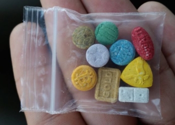 Peste 2000 de comprimate ecstasy, ascunse în frigider