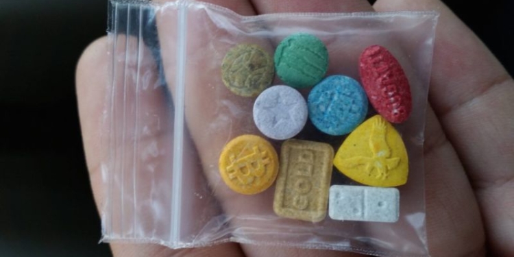 Peste 2000 de comprimate ecstasy, ascunse în frigider