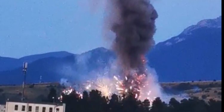 VIDEO Explozie la un depozit de artificii din Zărnești. O persoană a decedat, alte două sunt intoxicate cu fum