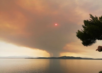 Imagini apocaliptice în Grecia. Soarele a fost acoperit de fumul produs de incendiile de pădure. România trimite pompieri în sprijin