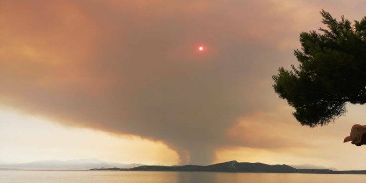 Imagini apocaliptice în Grecia. Soarele a fost acoperit de fumul produs de incendiile de pădure. România trimite pompieri în sprijin