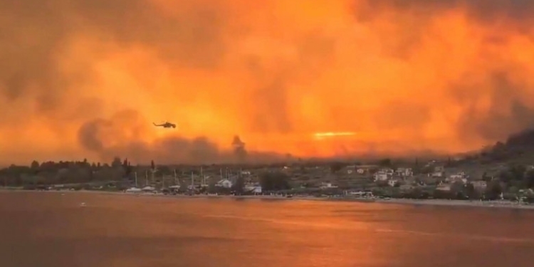 Atenție, dacă plecați în Grecia! Sudul și centrul este afectat de incendii, în timp ce partea nordică de grindină