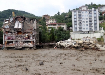 VIDEO După ce a fost devastată de incendii, Turcia se confruntă cu inundații. Cinci persoane au murit, zeci sunt dispărute