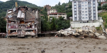 VIDEO După ce a fost devastată de incendii, Turcia se confruntă cu inundații. Cinci persoane au murit, zeci sunt dispărute