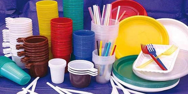Paharele, farfuriile și tacâmurile din plastic, interzise și în România