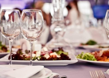 Cu Covid-ul la purtător! O femeie din Jimbolia, confirmată cu COVID, prinsă la restaurant