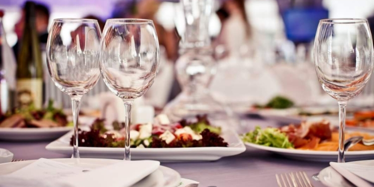 Cu Covid-ul la purtător! O femeie din Jimbolia, confirmată cu COVID, prinsă la restaurant