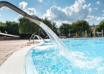 Cinci piscine sancționate contravențional din cauza calității apei