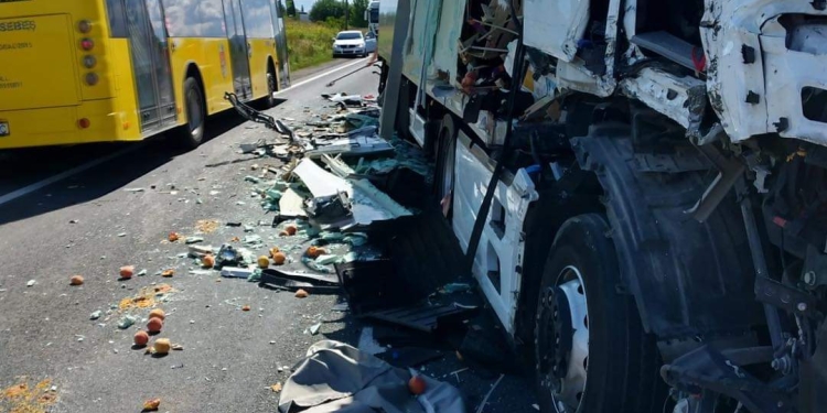 VIDEO Kilometri întregi de mașini din cauza unui accident, în vestul țării! Evitați E70!