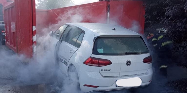 VIDEO. Prima intervenție de stingere a unui incendiu la un autoturism electric, în județul Timiș